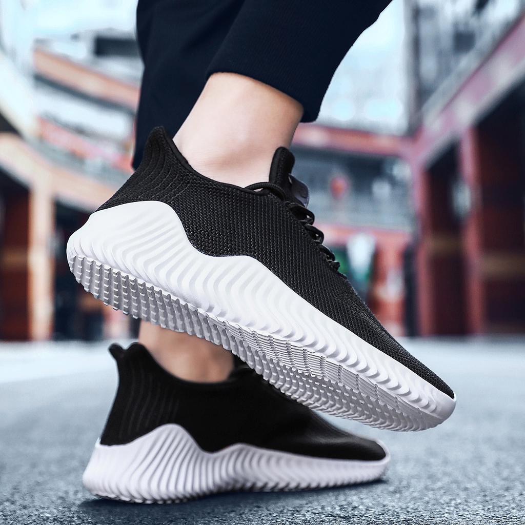 2025 Herrenschuhe 2021 Douyin weißer Hintergrund schwarze Schuhe Herren Sport atmungsaktive Fliegenstrick-Mesh-Schuhe Laufschuhe 556