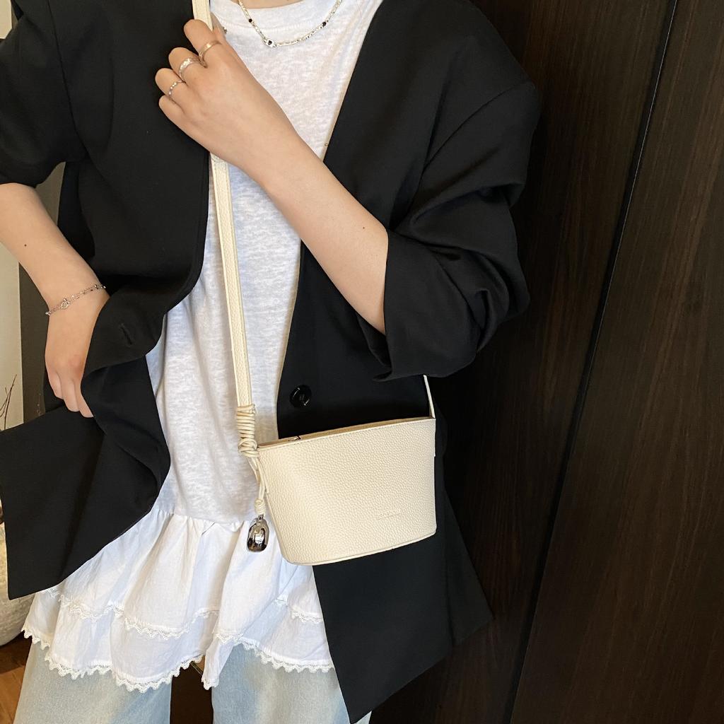 New simple women's bag, small and fresh shoulder bag, large-capacity work commuter women's messenger bag