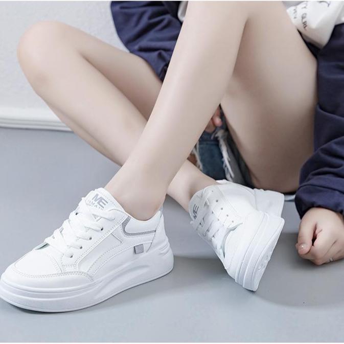 Dames Nye Vår Høyhælte Hvite Sneakers, Perfekte for Sport og Fritid