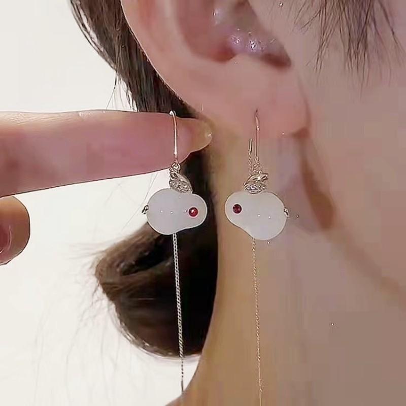 Fashion design sense Cute bunny fringed earrings Female creative sweet and cool exquisite stud earrings Versatile personality trendy earrings