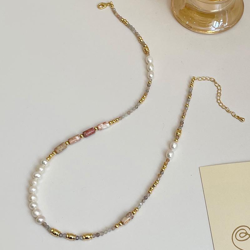 Färgglatt Halsband med Naturliga Stenar och Färskvattenspärlor - Fransk Semesterstil