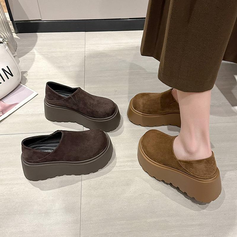 The new female model grows taller in spring, the small lazy is non-slip, one pedal is thick-soled, and two single shoes are worn.