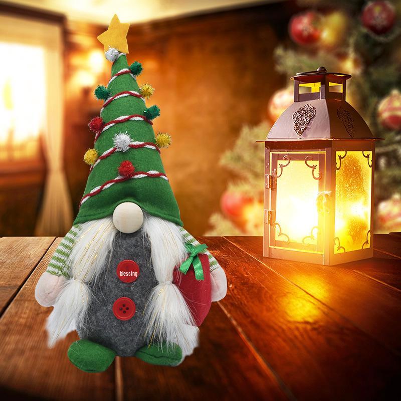 Lalka bez twarzy i ozdoby Świętego Mikołaja – świąteczne dekoracje