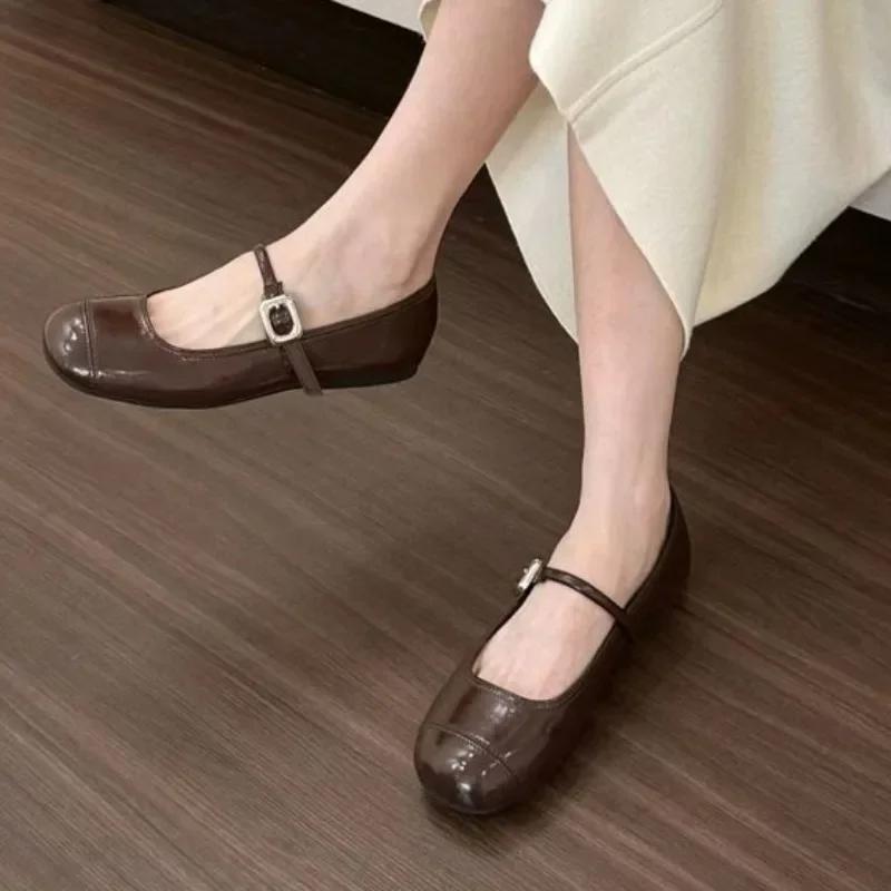 

Модные женские туфли Мэри Джейн 2024 года, новые однотонные универсальные туфли на плоской подошве в стиле ретро для женщин, мягкие и удобные балетки для женщин 40 темно-коричневого