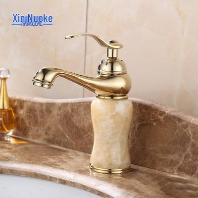 Robinet de salle de bain européen antique en jade et cuivre avec vasque en porcelaine bleue et blanche
