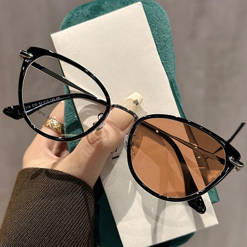 Retro Ultra Light Cat Eye Frame Photochromic Myopia Glasses High-end Color Changing Glasses Anti Blue Light Near Sight Glasses