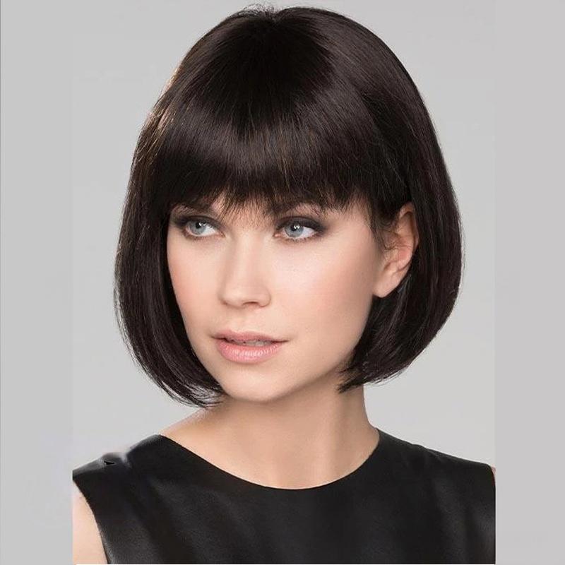 Perruques synthétiques noires naturelles lisses pour femmes Coupes courtes Perruque bob avec frange Usage quotidien pour fête Perruque décontractée pour mère