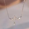 Collana minimalista da donna per clavicola con ciondolo a forma di cuore con battito cardiaco ECG interamente pavimentato con zirconi cubici rotondi a goccia