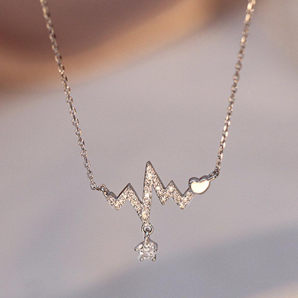 Collana minimalista da donna per clavicola con ciondolo a forma di cuore con battito cardiaco ECG interamente pavimentato con zirconi cubici rotondi a goccia