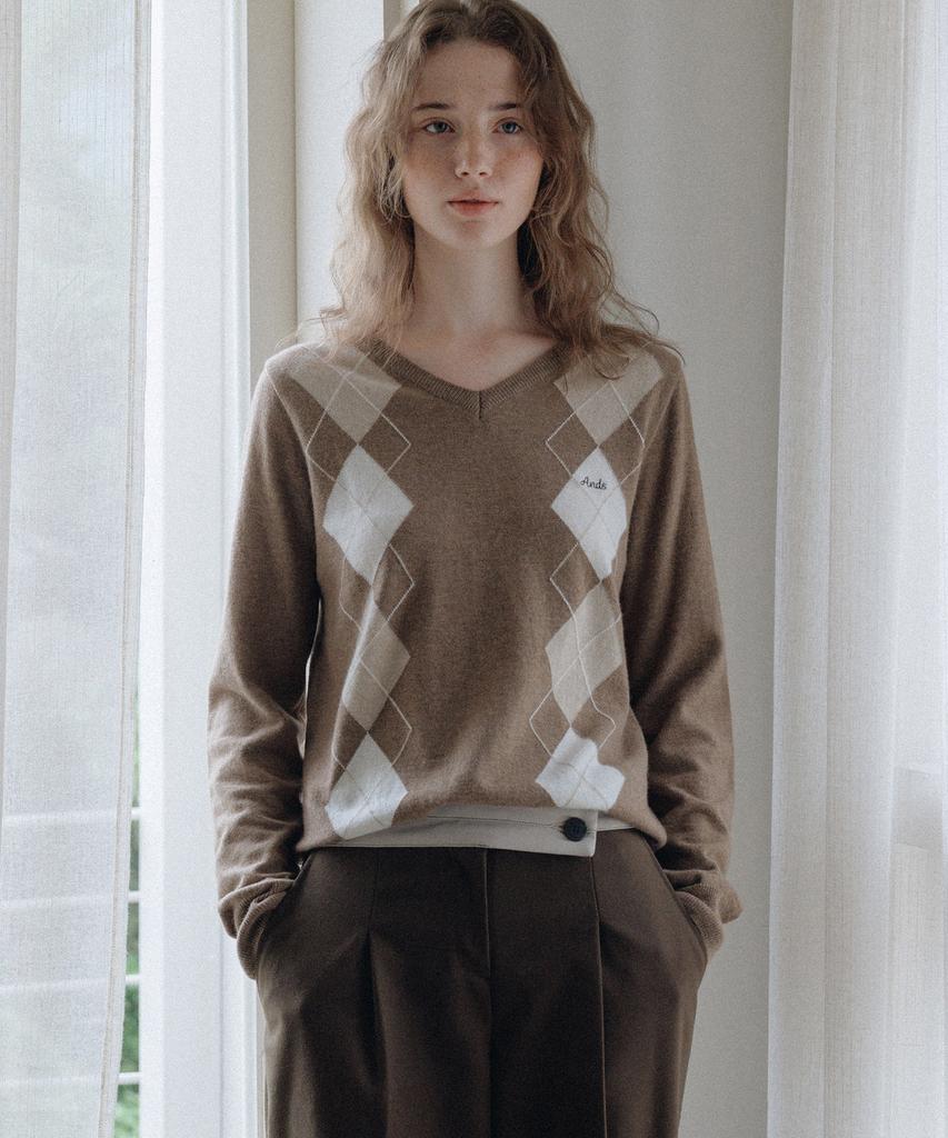 ANDNEEDS Eddy Argyle V-Neck Knit (Camel Brown)