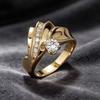 Einzigartiger und luxuriöser geometrischer Ring für Damen im europäischen und amerikanischen Modestil, mit vergoldeter Oberfläche und Zirkonia-Akzenten.