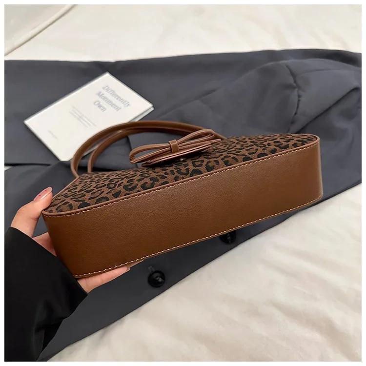 Small leopard print bag for women  new winter fashion 4  versatile  retro shoulder bag  niche  displacement bag