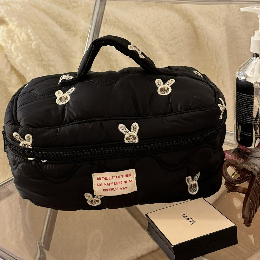 Wysokiej klasy czarna haftowana kosmetyczka z królikiem – Duża pojemność do przechowywania kosmetyków i przyborów toaletowych w podróży