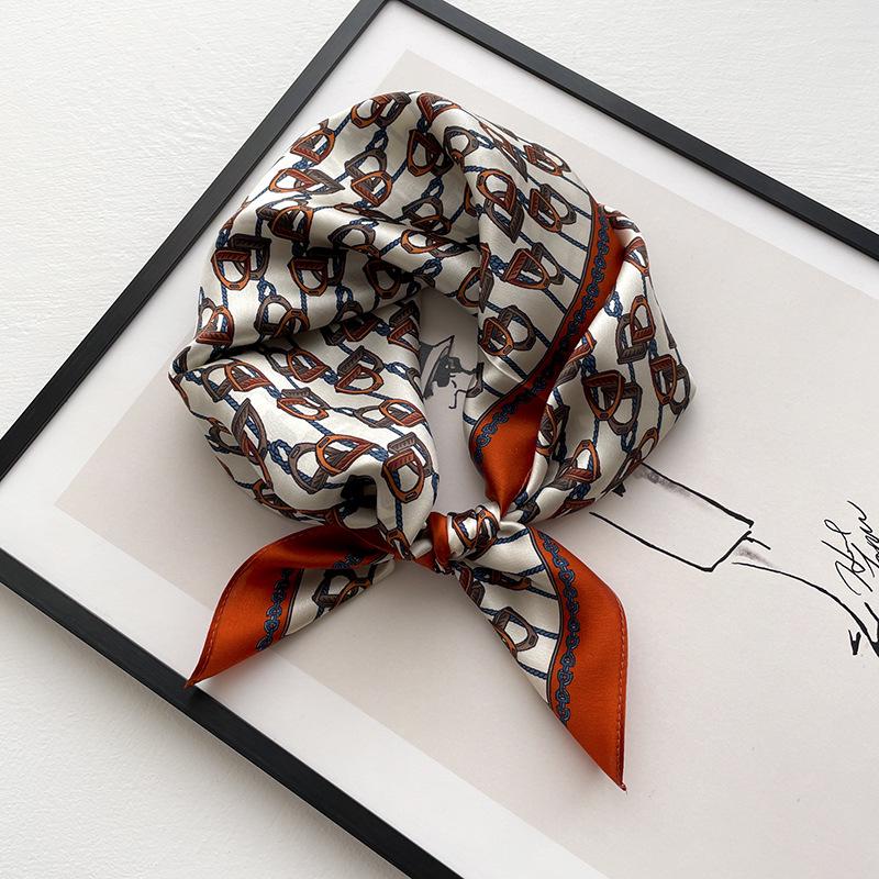 

European & American Style Retro Horseshoe Chain Silk Scarf - Small Square for All Seasons 53*53cm червоний