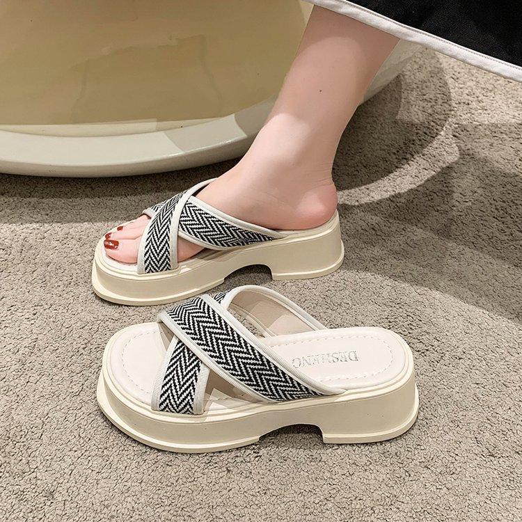 

Slippers women s summer wear 2025 new fashion thick-soled one-word slippers women s French soft-soled beach cool slippers women 40