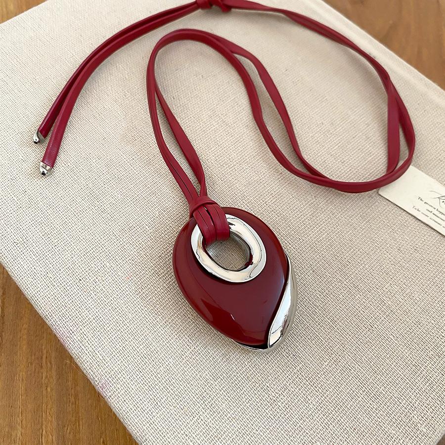 

Women Fashion Necklaces Stylish Red Black Resin Hollow Water Drop Pendant Adjustable PU Leather Rope Sweater Chain Choker червоний