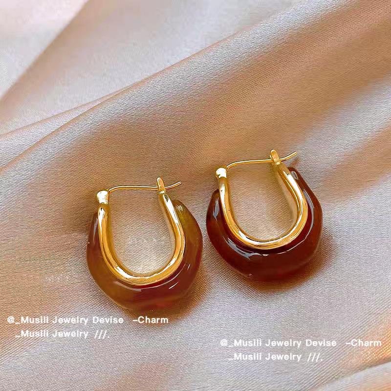 Boucles d'oreilles simples haut de gamme pour femmes automne/hiver 2025: Design polyvalent avec le système de couleur Maillard