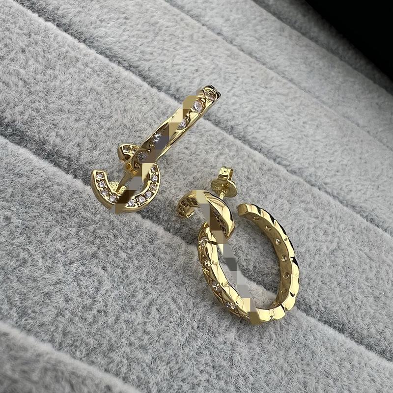 Diamond-Inlaid Rhombus Wave Earrings for Women, Coco Style, High-End, Versatile, Fashionable, Light Luxury Design