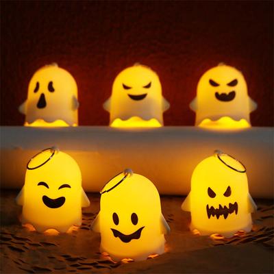 6 Stück Kreativer Halloween Leuchtender Geist Schlüsselanhänger Leuchtendes Hängender Geist Anhänger LED Party Geist Licht Geschenke Tasche Anhänger