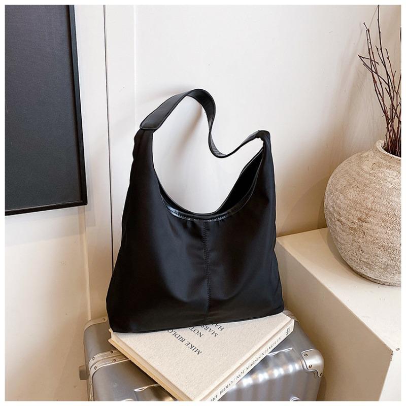 

Spring new large-capacity practical fashion bag textured commuter retro versatile shoulder messenger bag чорний