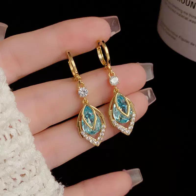 Eleganckie nausznice z cyrkoniami i liściastymi frędzlami - minimalistyczne kolczyki w stylu Y2K dla kobiet