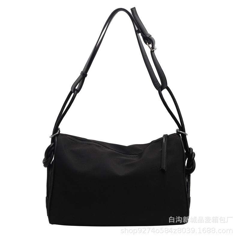 Light commuter messenger big bag casual 2025 new solid color fashion travel bag simple niche shoulder stray bag