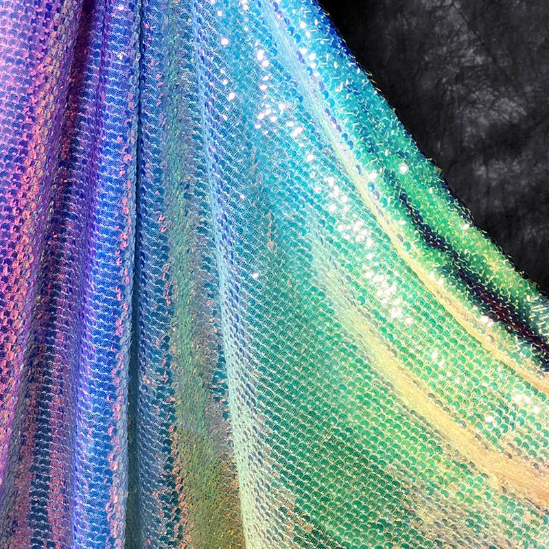 Tessuto Brillante con Paillettes Colorate a Gradiente Tessuto Elastico Colorato a Forma di Squame di Pesce Arcobaleno Per Cucito Fai da Te Tessuto per Abiti Drappeggiati Matrimoni Designer