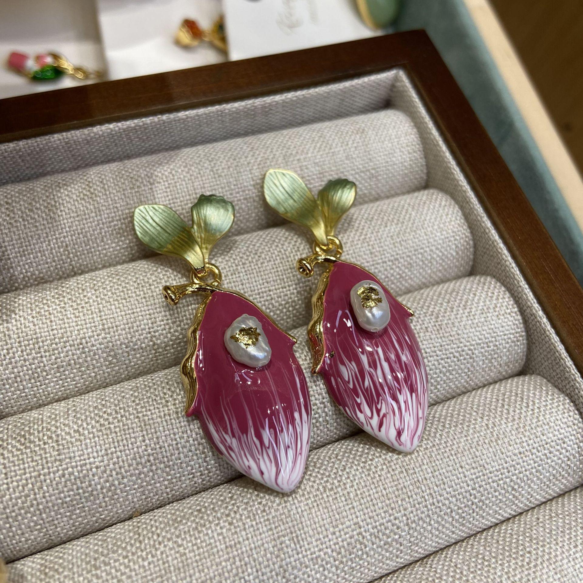 

Изысканные серьги-пусеты с эмалью, расписанные вручную, в виде цветка и жемчуга