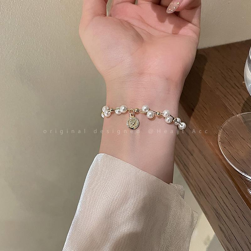 Retro Baroque Imitation Pearl Portrait Bracelet Female Niche Design Sense Hand String Couple Personality Temperament Hand Accessories