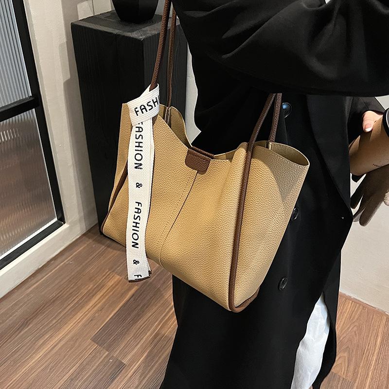 

Textured retro commuter large-capacity bag women s 2025 autumn and winter new feeling shoulder bag popular tote bag 30*10*26 хаки