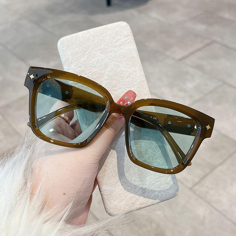 

Солнцезащитные очки - коричневые солнцезащитные очки в черной оправе, а у женщины есть чувство роскоши, и ее лицо тонкое