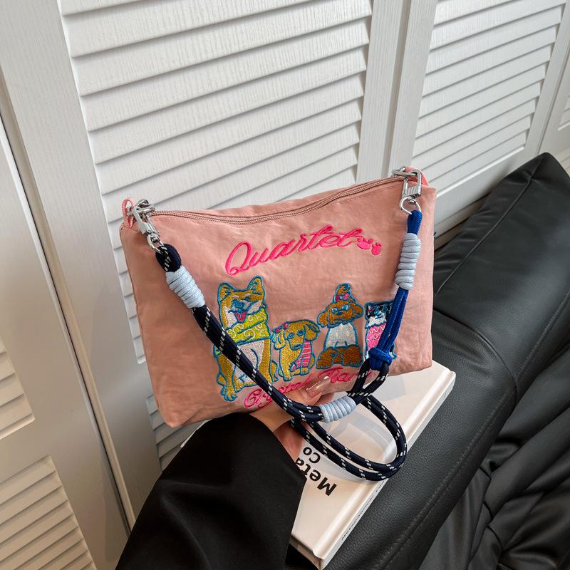 

Повседневная простая текстура трендовая мода маленькая квадратная сумка 2025 лето новая в иностранном стиле женская персонализированная на плечо сумка-мессенджер розовый