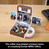 Polly Pocket x The Office Kompaktbox Enthält 6 Spielfiguren und 9 Ein Sammel-Partnerschaftsspielzeug mit einem Kaffee-Spielset-Zubehör. Tasse.