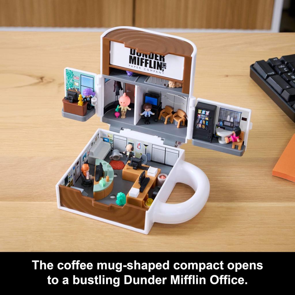 Polly Pocket x The Office Kompaktbox Enthält 6 Spielfiguren und 9 Ein Sammel-Partnerschaftsspielzeug mit einem Kaffee-Spielset-Zubehör. Tasse.