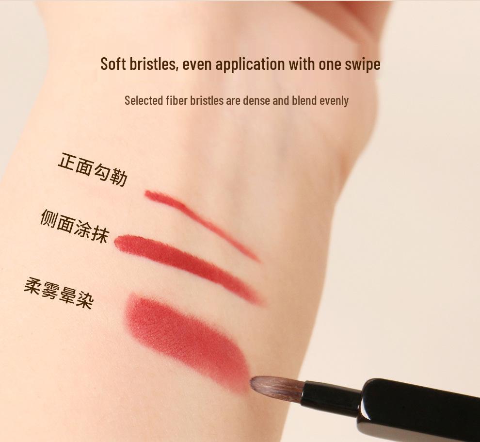 Compact, Skin-Friendly Anti-Aging Retractable Lip Brush - Soft Bristles, Dustproof, and Easy to Clean
