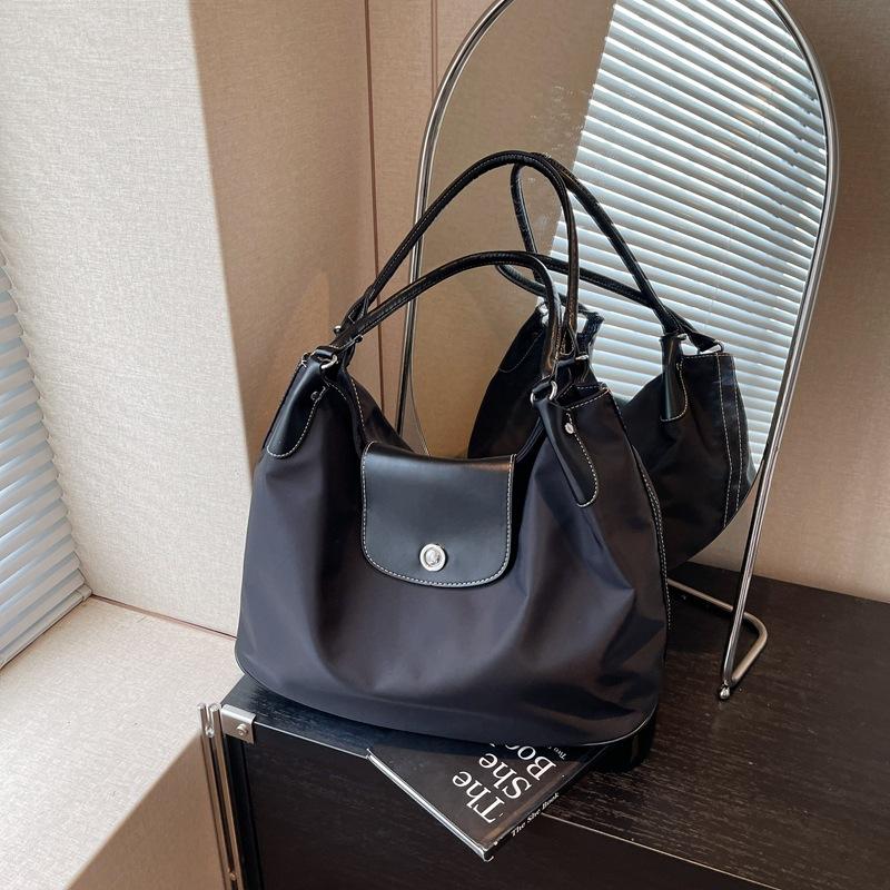 Large capacity lightweight versatile tote bag women's 2026 summer simple leisure class commuter shoulder armpit bag