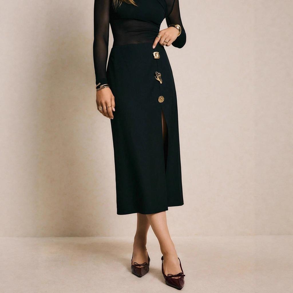 Jupe pour femme style printemps 2026, avec décoration boucle métallique, taille haute, coupe slim, couvrante aux hanches et design fendu