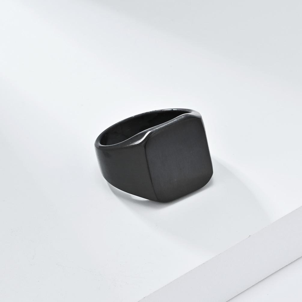 Personalisierter Siegelring aus matt gebürstetem Edelstahl für minimalistischen Herrenschmuck aus Titan