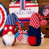 Festliche Unabhängigkeitstag Strickmütze Wichtelpuppen Dekoration mit bunten Flaggen