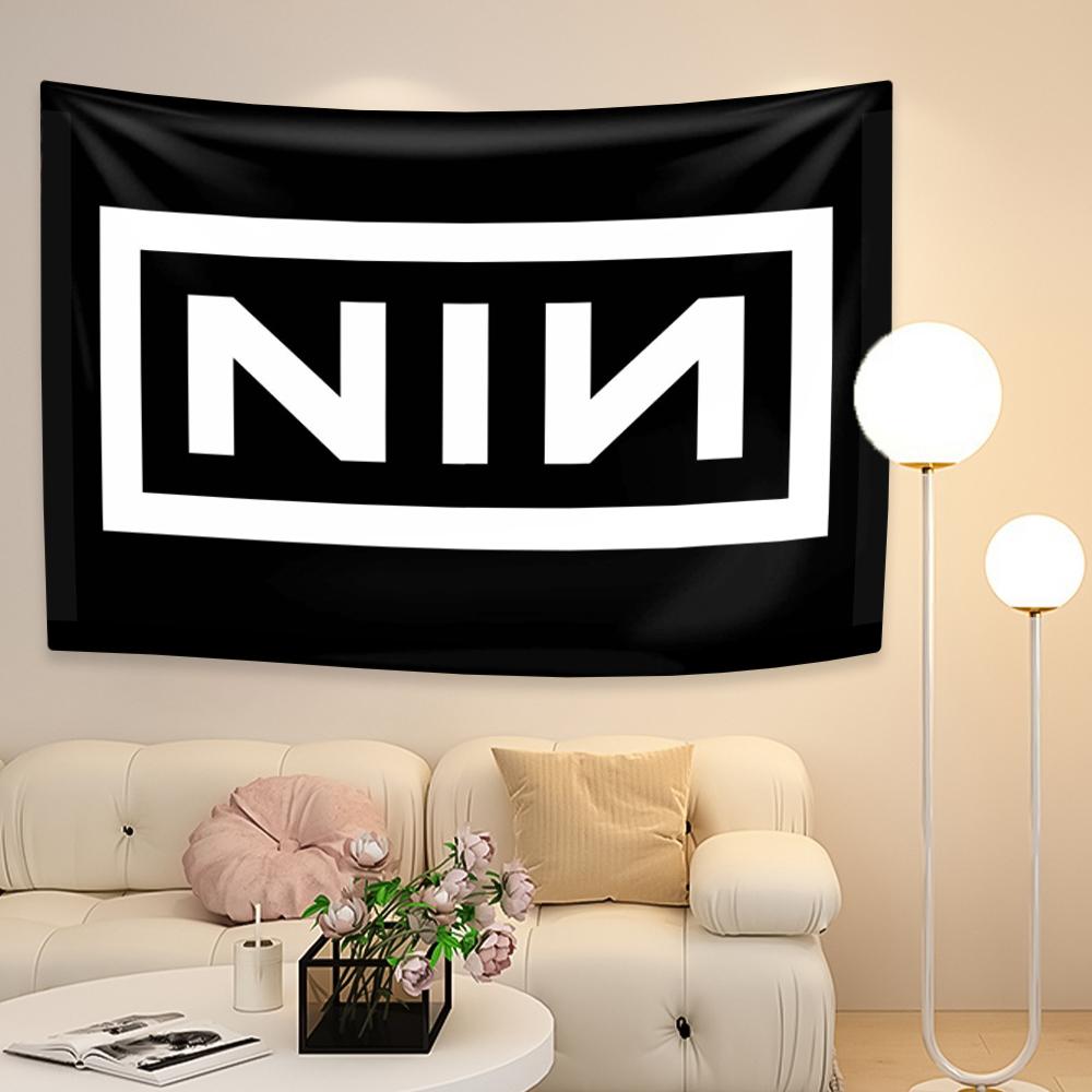 

Nin N-Nine-Inch-Nails Гобелен Четыре отверстия Цифровая печать Флаг Баннер Хеви-метал группа Наружное Внутреннее украшение Комната Гараж 29x37in