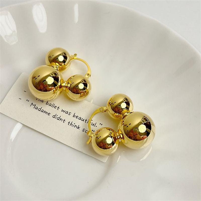 

2024 Европейский и американский стиль Металлические серьги-шарики Персонализированные модные серьги-гвоздики Женские Девушки Дорожные Свадебные Аксессуары