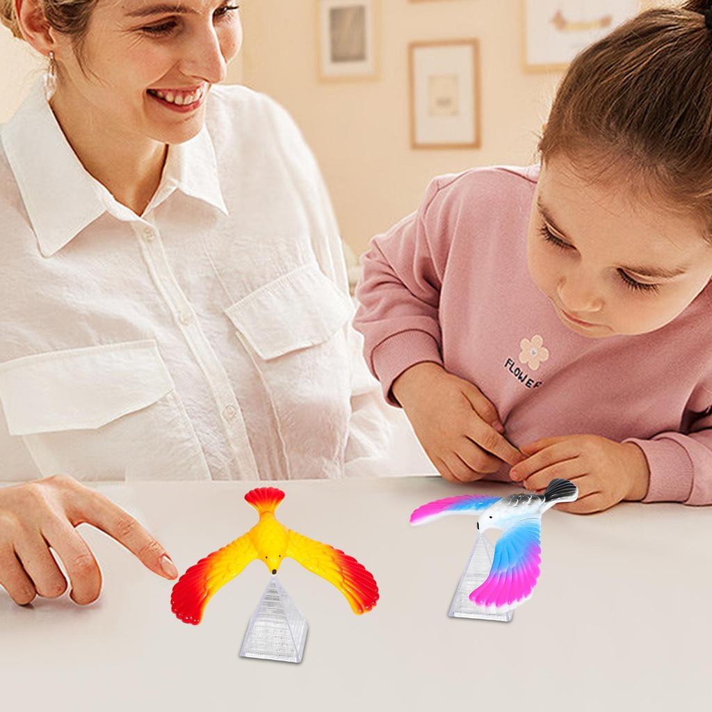 Balancierender Adler mit Pyramidenständer, magischer Vogel, Schreibtischdeko, lustiges Gadget, Neuheitsspielzeug, Geschenk für Kinder, Miniaturfiguren