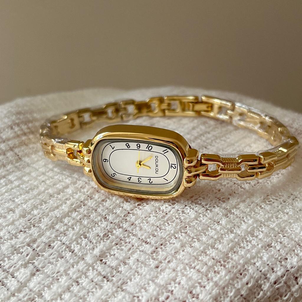 Fashion Thin Bracelet Watch Retro Oval Dial Watches Women Light Luxury Fashion Small Gold Quartz Wristwatch Gift Wholesale Clock