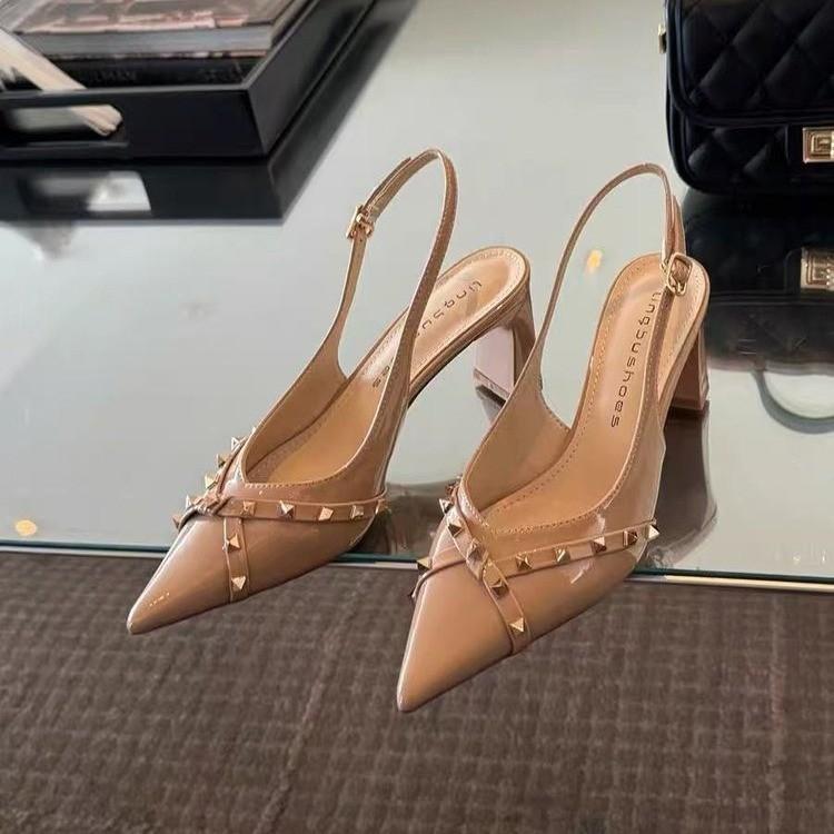 

2025 новый дизайн острый носок красивая мягкая кожа темперамент белый высокие каблуки толстый каблук телесный заклепки туфли 40
