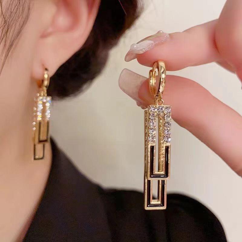 Tide Metal Fringed Earrings, High-end Temperament, Long Stud Earrings, Women's Exaggerated Earrings.