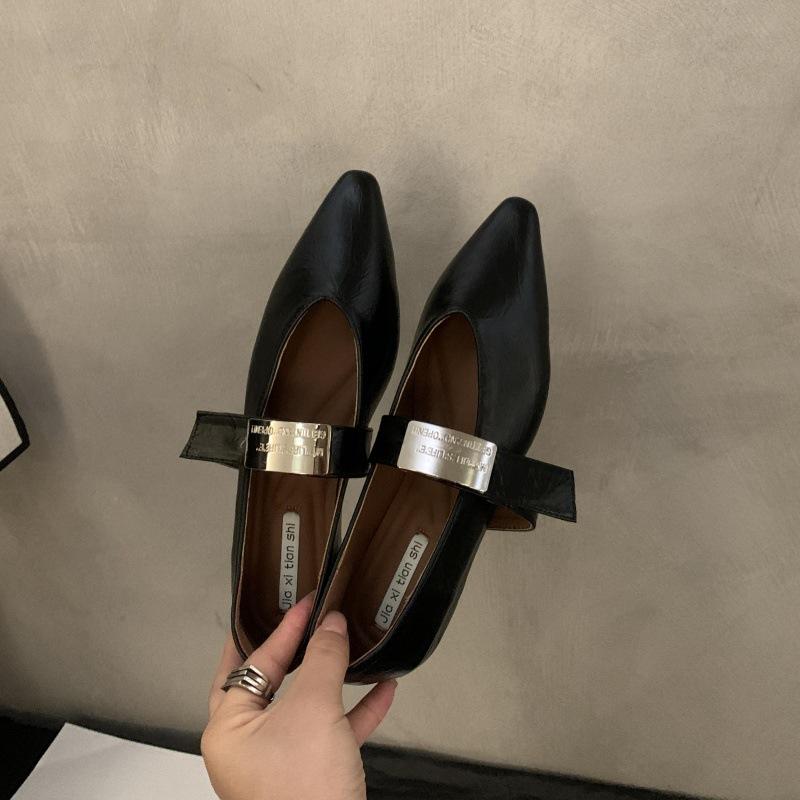 Französische innen erhöhende Einzelschuhe Damenschuhe 2025 neu Frühling und Sommer Ein-Wort mit Abendwind spitze silberne Mary Jane Schuhe