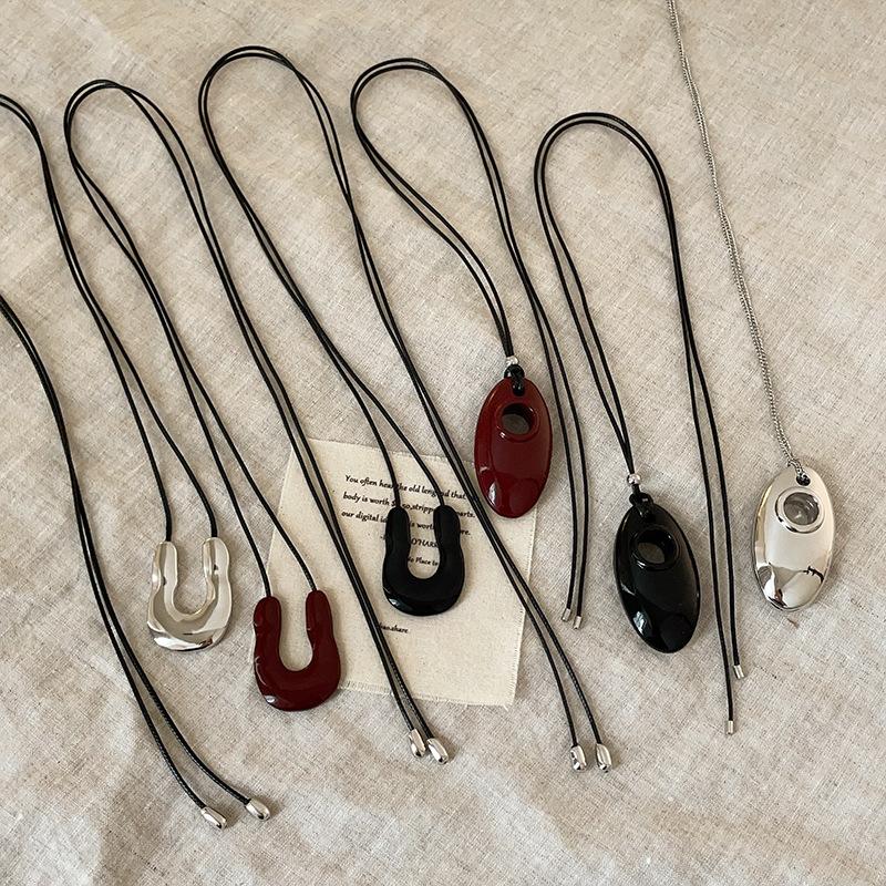 U-Shaped Water Drop Metal Pendant, Black Rope Necklace, Simple Versatile Neck Chain, Sweater Chain.