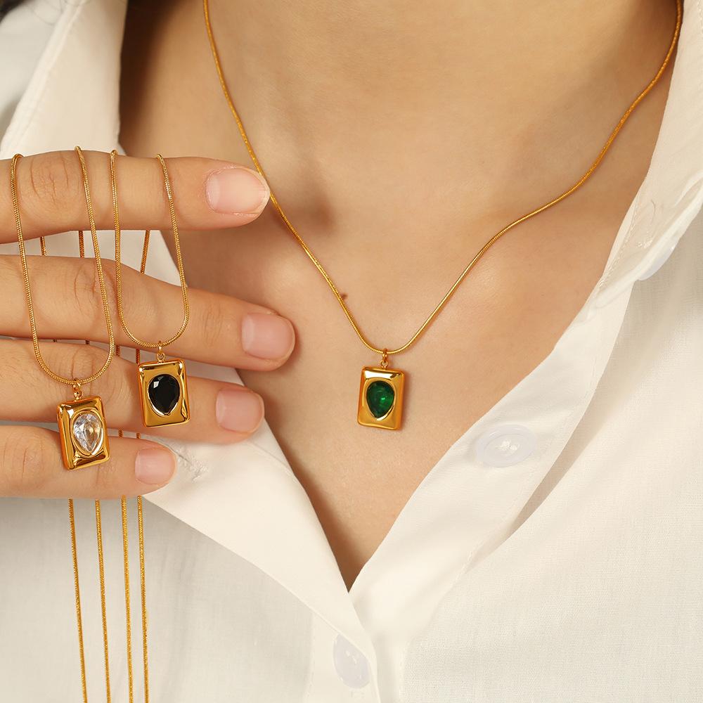 Light Luxury Temperament Emerald Retro Titanium Steel Gold-Plated Color-Preserving Necklace Female Design Sense Collarbone Chain