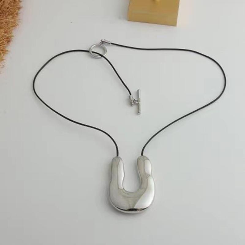 U-Shaped Horseshoe Pendant Necklace Simple Clavicle Chain Alloy Material Birthday Gift for Women Girls Choker Necklace