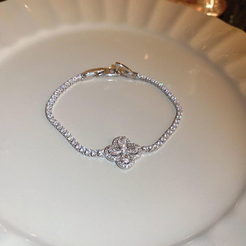 Gold-Plated Zircon Sun & Heart Bracelet: Stylish, Versatile, Elegant Light Luxury Jewelry for Women.